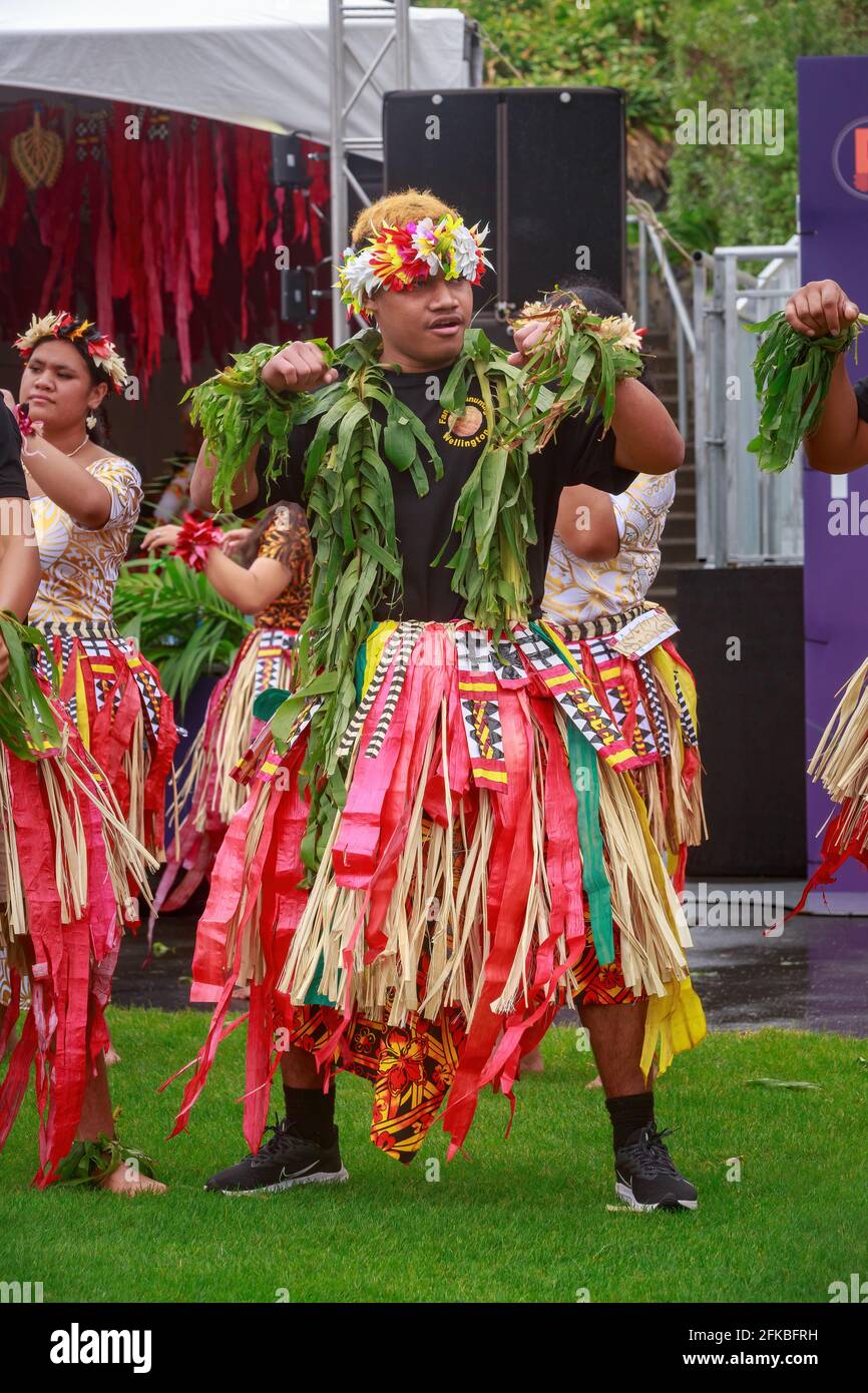 Ein männlicher Tänzer aus dem Inselstaat Tuvalu tritt in Pasifika auf, einer Feier der Kultur der Pazifikinsel in Auckland, Neuseeland Stockfoto