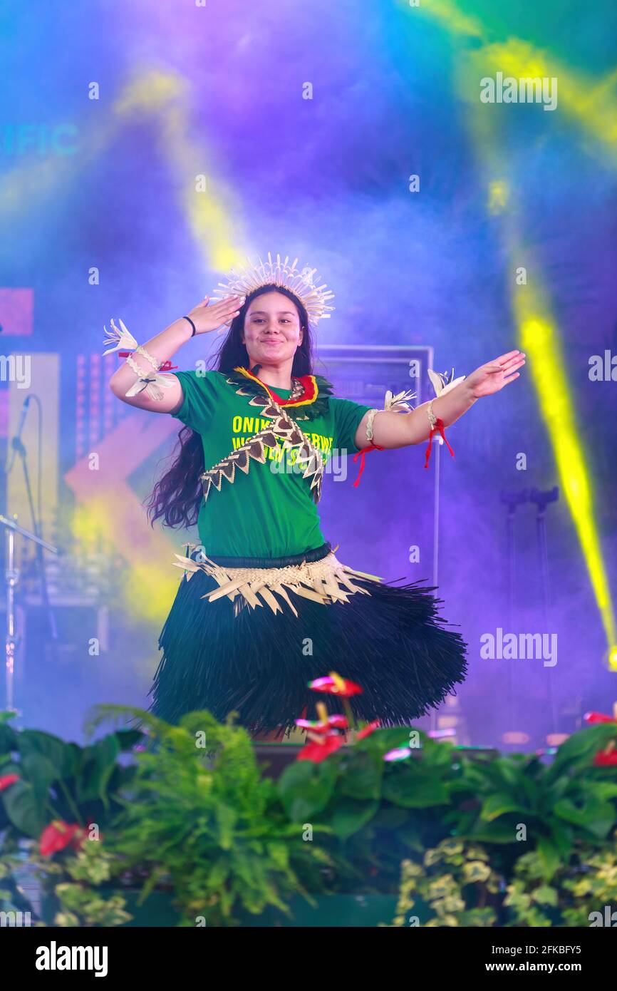 Eine Tänzerin aus dem pazifischen Inselstaat Tokelau auf der Bühne des Pasifika Festivals, Auckland, Neuseeland Stockfoto