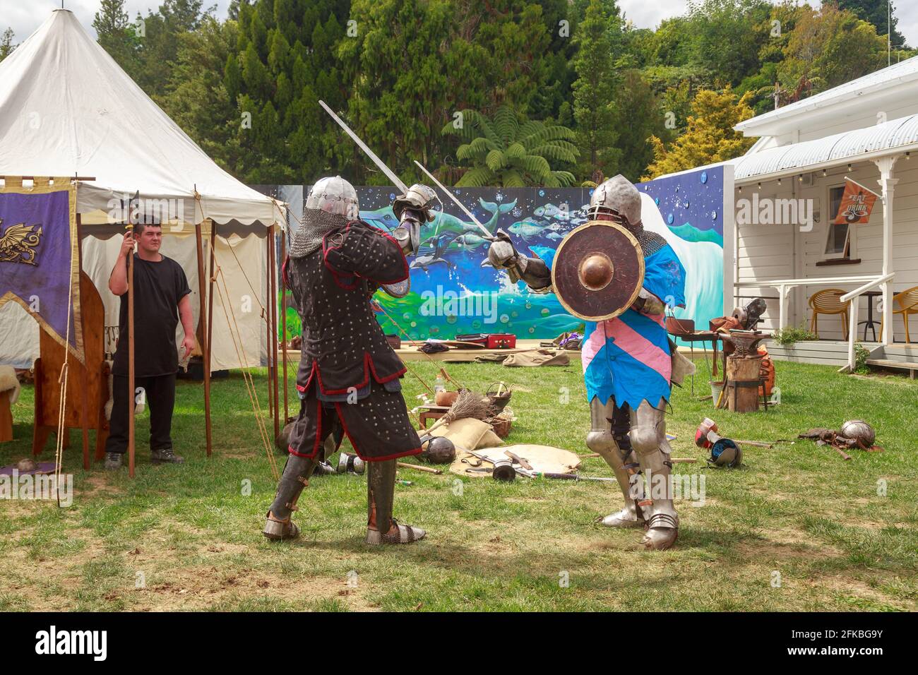 Ritter reenactors gekleidet in Kettenpost und Platte Rüstung, Duell mit Schwertern auf einem mittelalterlichen Jahrmarkt Stockfoto