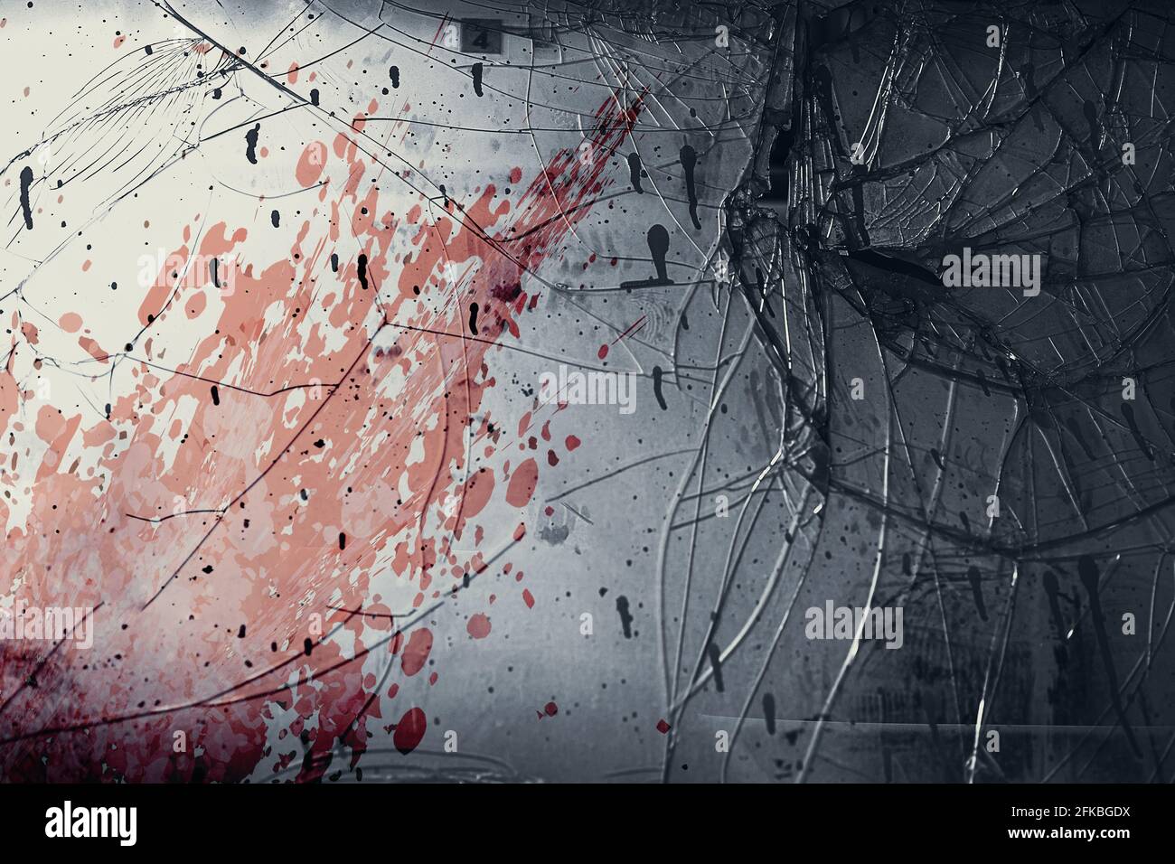 Alte Glasfenster reißen mit schmutzigem Grinsen von Blut, das spritzt Schaurig für Mord am Tatort-Konzept Stockfoto