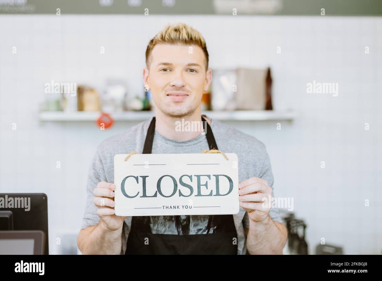 Barista Cafe Coffee staff Hand Holding Shop geschlossen Schild Banner, Restaurant schließen oder reclosed von Covid-19 Lockdown Konzept Stockfoto