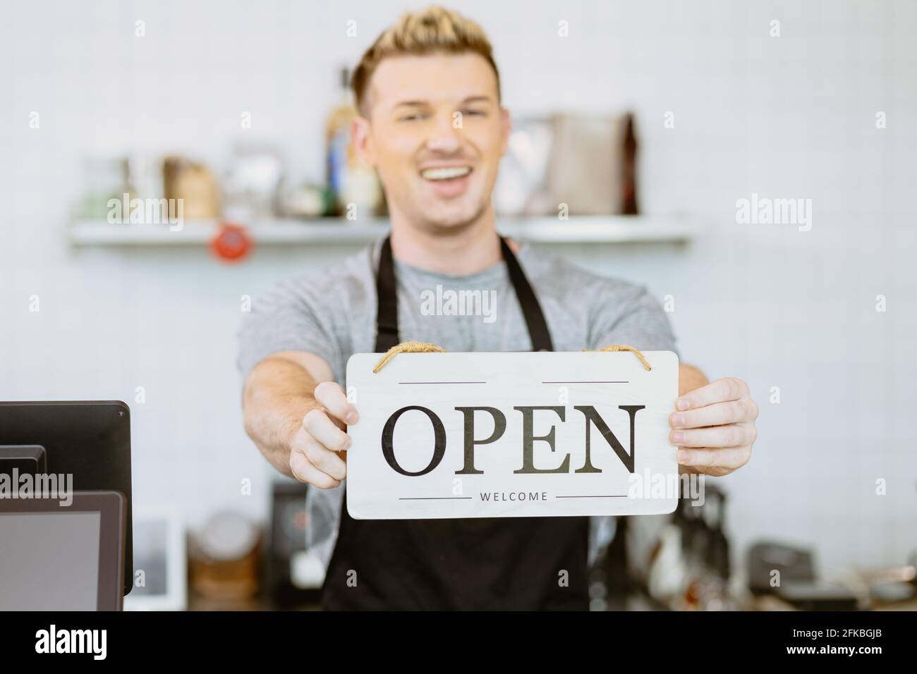 Barista Cafe Coffee staff Hand Holding Shop Opening Schild Banner, Restaurant wieder nach Covid Lockdown Konzept Stockfoto