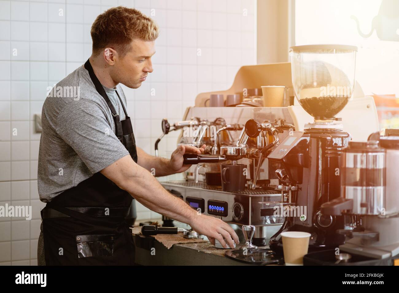 Barista, der italienischen Espresso mit der Espressomaschine zubereitet Das Café Stockfoto