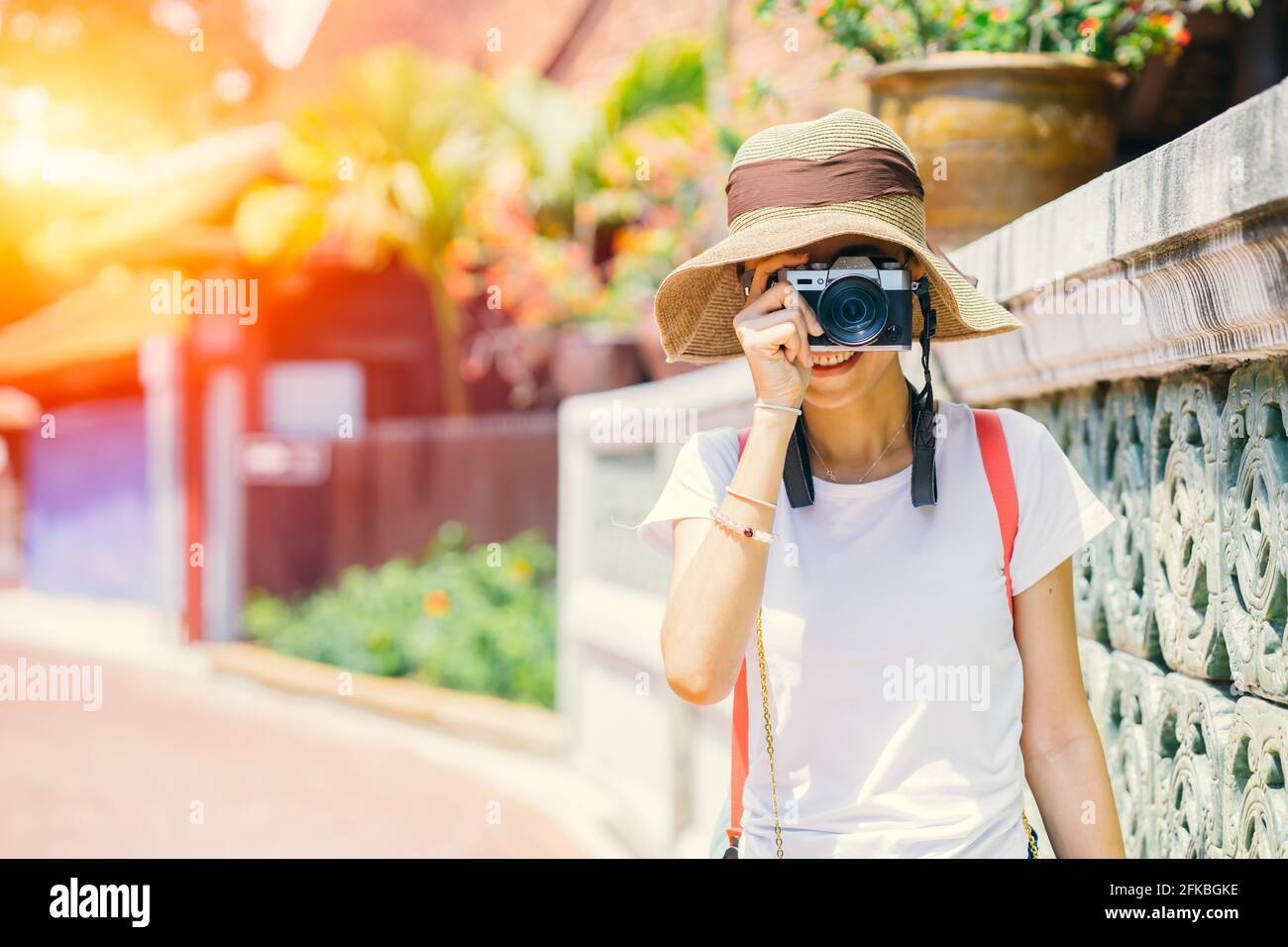 Asiatische Mädchen teen Tourist nehmen ein Natur Foto Reise, während Wandern mit Hut und Rucksack Tasche Stockfoto