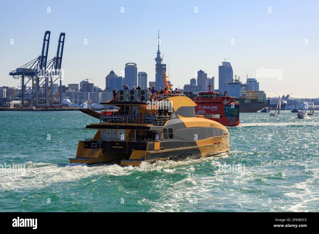 Fähren im Waitemata Harbour, Auckland, Neuseeland. Ein Sealink-Boot fährt vor einer Fullers-Fähre vorbei Stockfoto