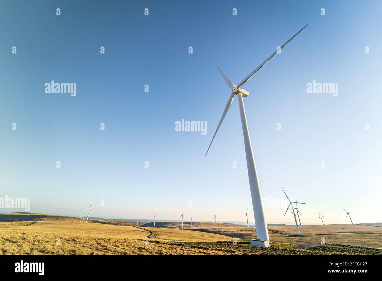 Windturbinen des Windparks Mynydd y Betws, Swansea, Carmarthenshire, South Wales, Großbritannien. Nachhaltige erneuerbare Energiequellen, Auswirkungen auf die Umwelt Stockfoto