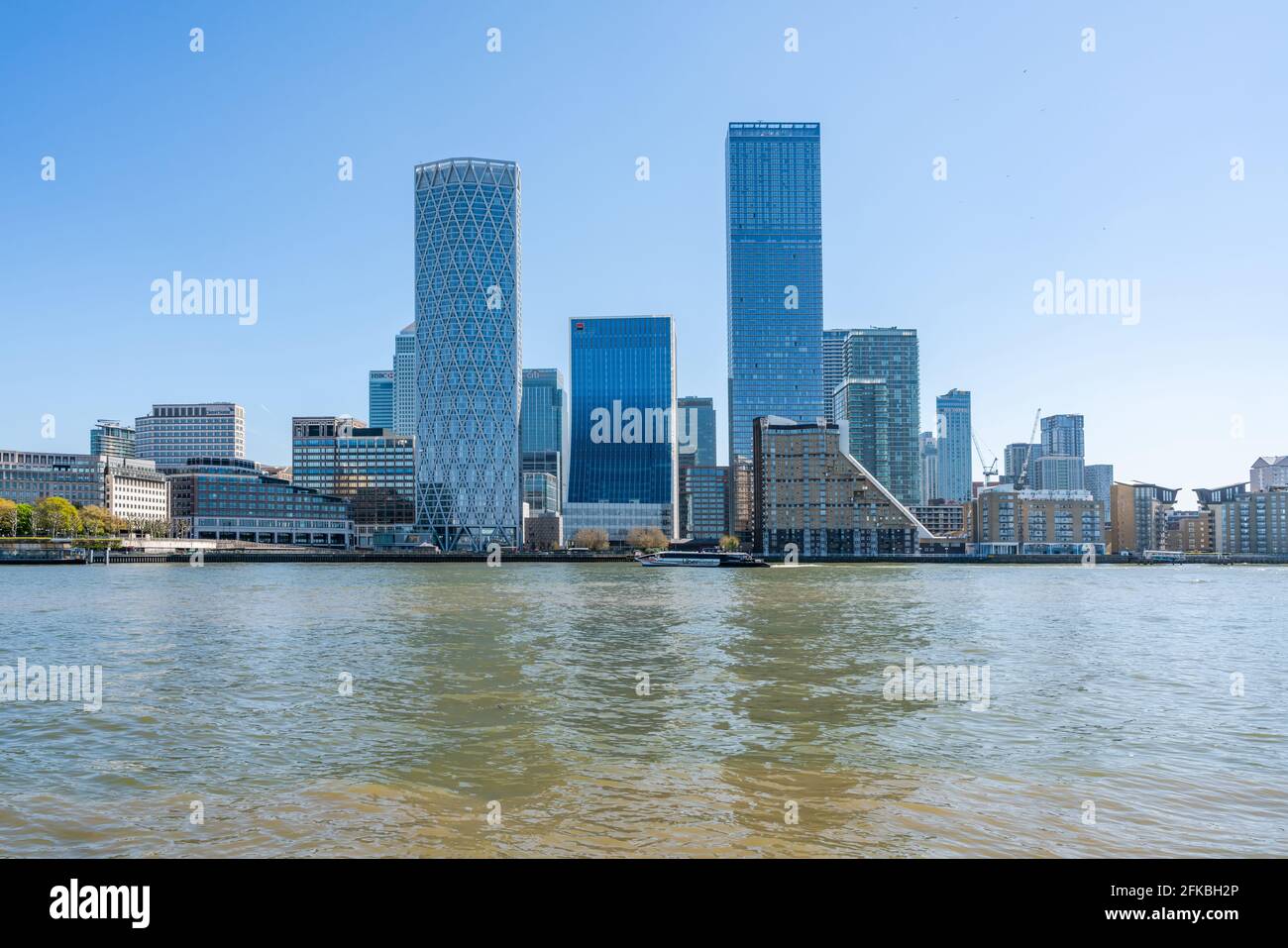 LONDON, Großbritannien - 23. APRIL 2021: Moderne Wolkenkratzer von Canary Wharf, dem Finanzzentrum in London auf der anderen Seite der Themse Stockfoto