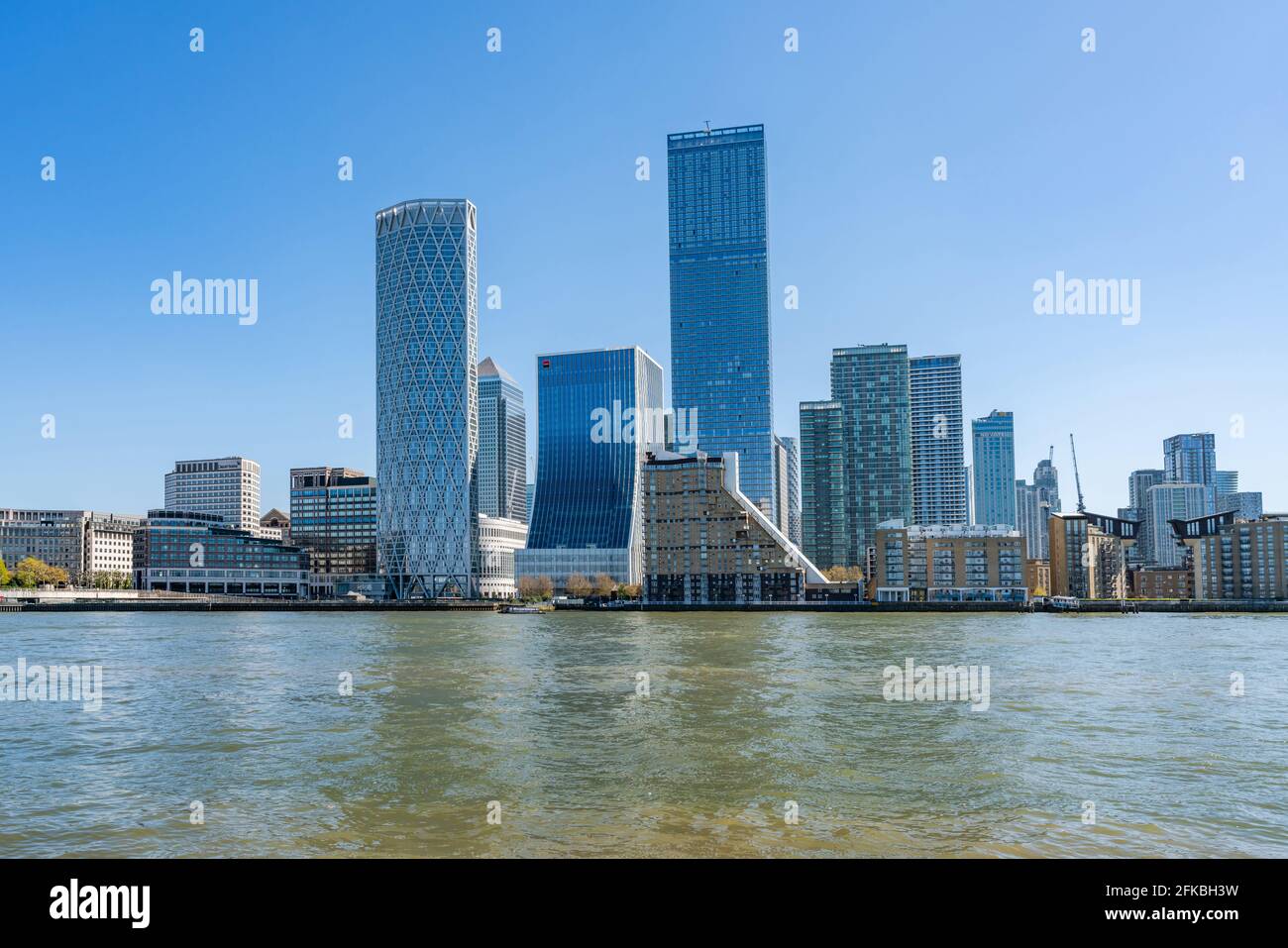 LONDON, Großbritannien - 23. APRIL 2021: Moderne Wolkenkratzer von Canary Wharf, dem Finanzzentrum in London auf der anderen Seite der Themse Stockfoto