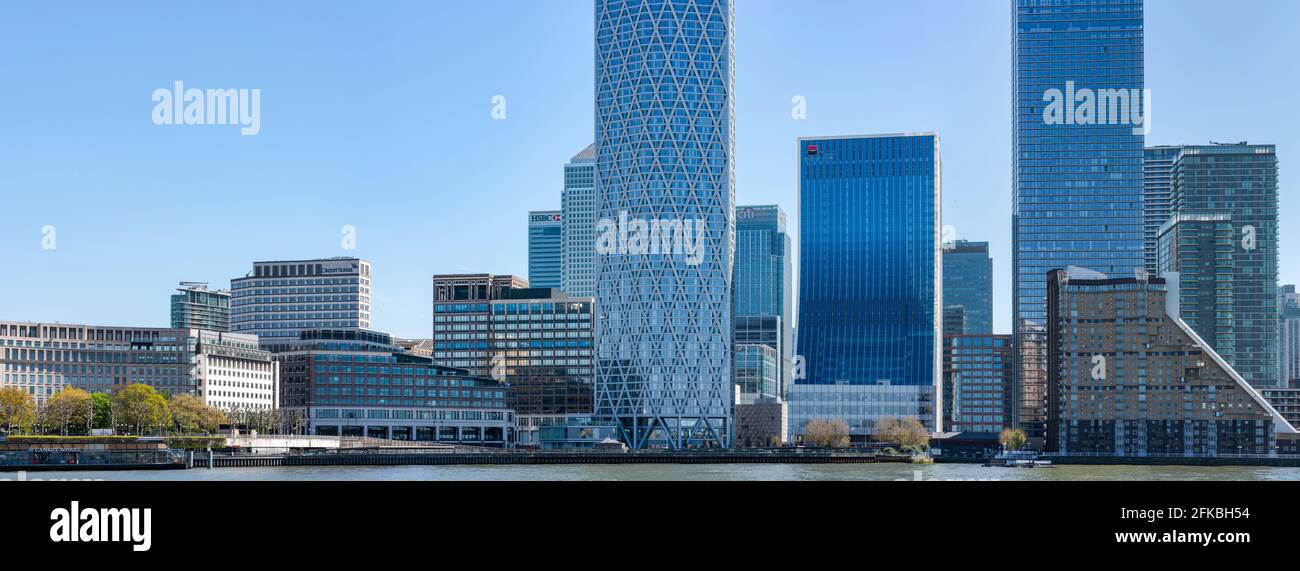 LONDON, Großbritannien - 23. APRIL 2021: Moderne Wolkenkratzer von Canary Wharf, dem Finanzzentrum in London auf der anderen Seite der Themse Stockfoto