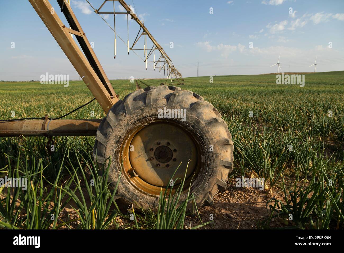 Gallur, Spanien - 27. Juli 2020: Bewässerung Drehpunkt, mit Wasser oder Chemie, gespeist durch Pipeline, Beispiel für Landmaschinen und agroindustrielle inf Stockfoto