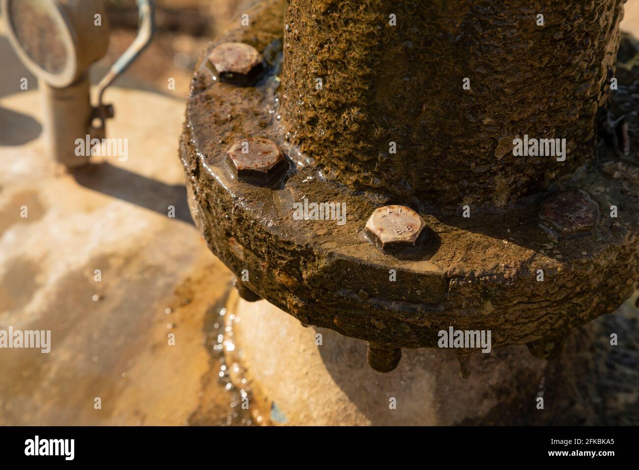 Gallur, Spanien - 27. Juli 2020: Wasseransaugrohr für Bewässerungszapfen, Beispiel für agro-industrielle Infrastrukturen in Getreidefeldern in Ribera Alta del EB Stockfoto