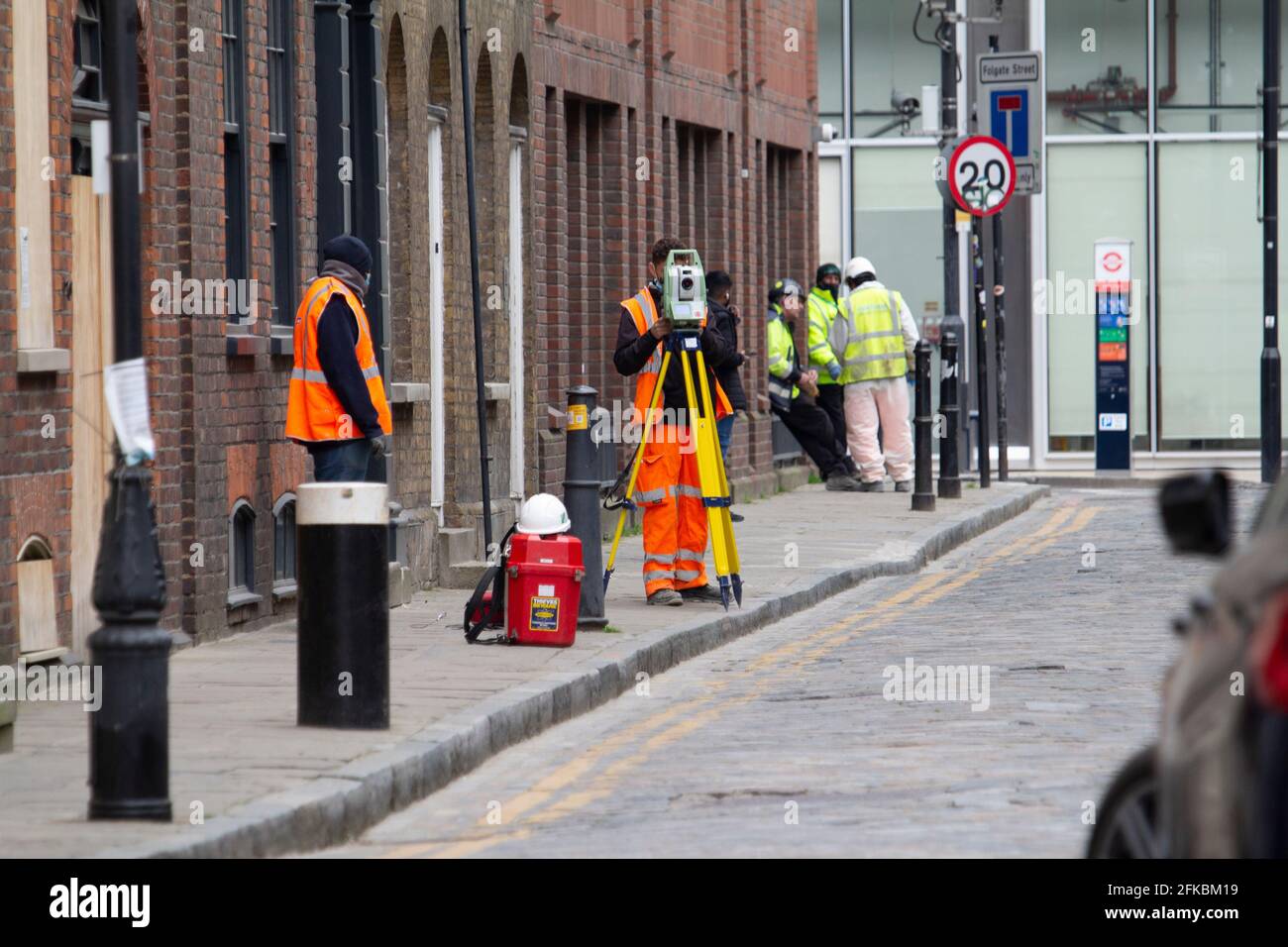 Vermesser mit einem Theodolit ein grundlegendes Vermessungsinstrument in Central London Street Stockfoto