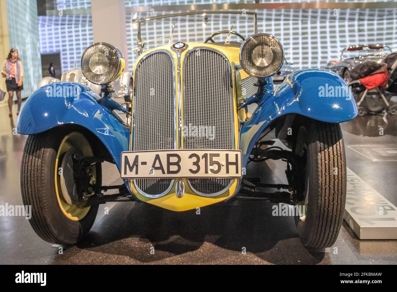 Deutschland, München - 27. April 2011: BMW 315 Roadster in der Ausstellungshalle des BMW Museums. Vorderansicht Stockfoto