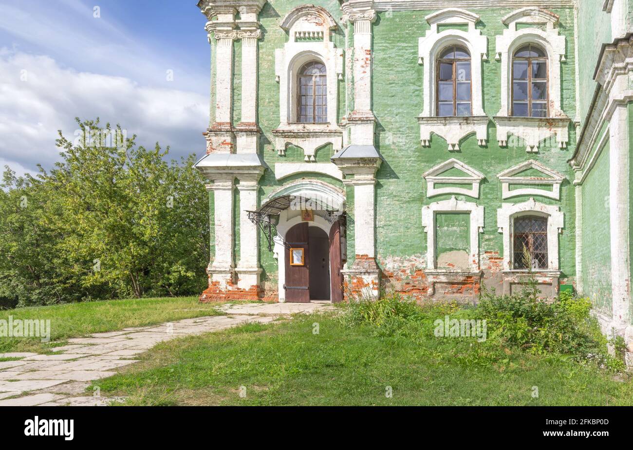 Fragment der Fassade des Gebäudes der St. Nikita Kirche an einem sonnigen Sommertag. Wladimir, Russland. Stockfoto