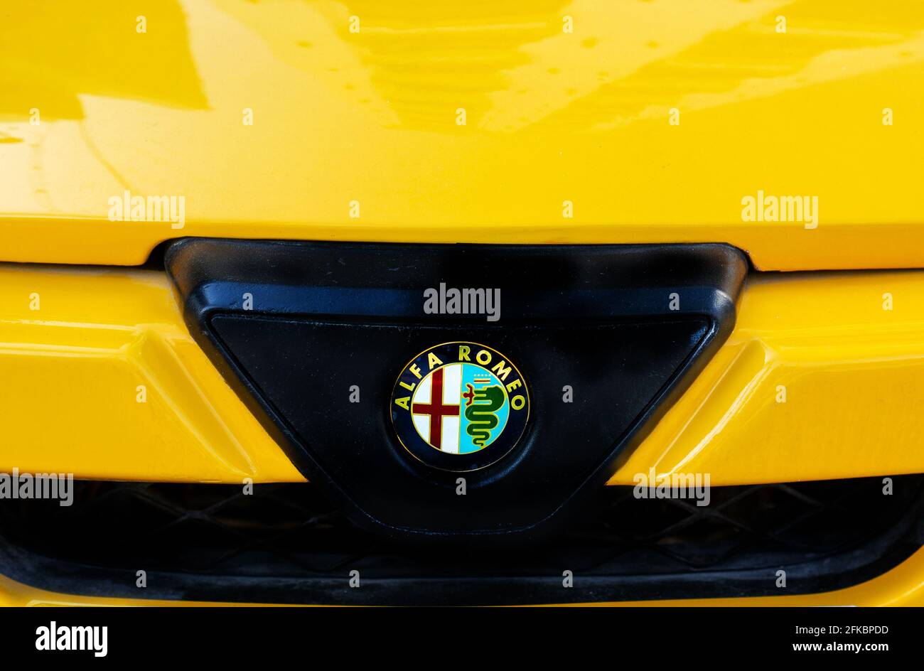 Klassisches Alfa Romeo Quadrifoglio Oldtimer-Logo aus nächster Nähe in Danang, Vietnam - 29. februar 2020 Stockfoto