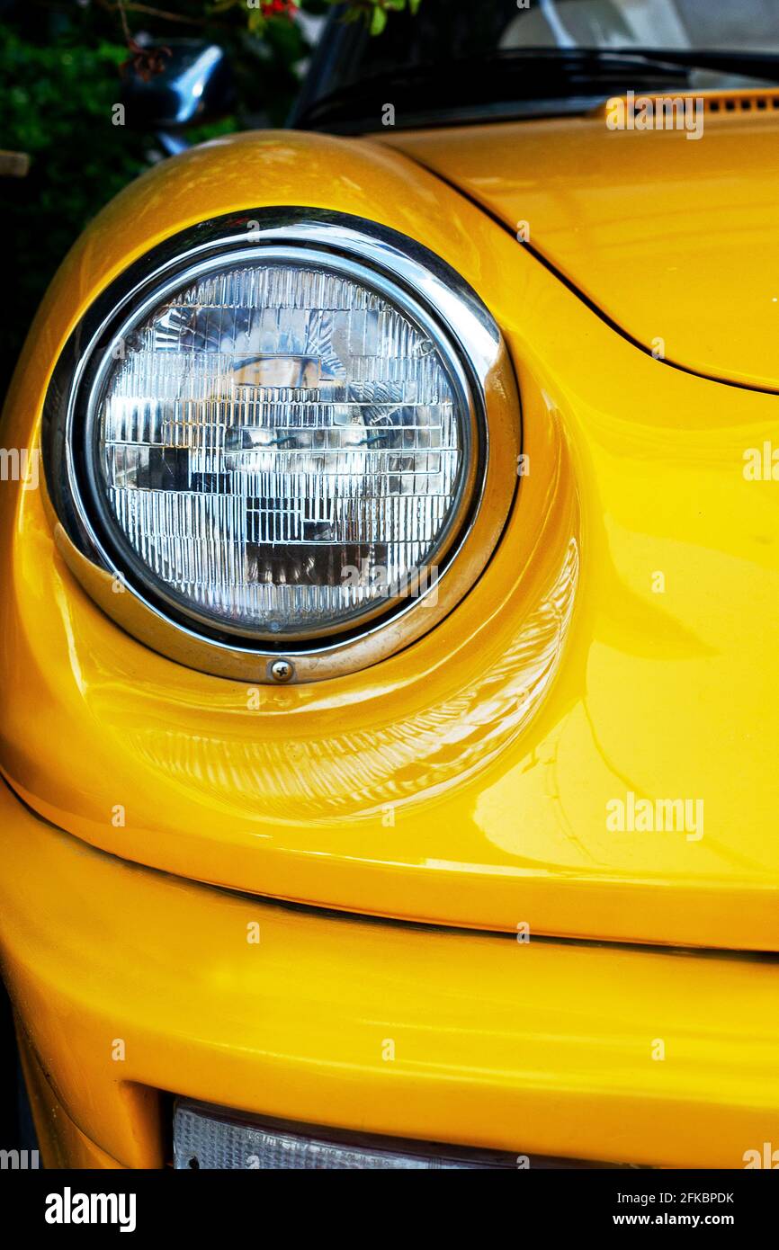 Klassischer Alfa Romeo Quadrifoglio Oldtimer-Scheinwerfer aus nächster Nähe in Danang, Vietnam - 29. februar 2020 Stockfoto