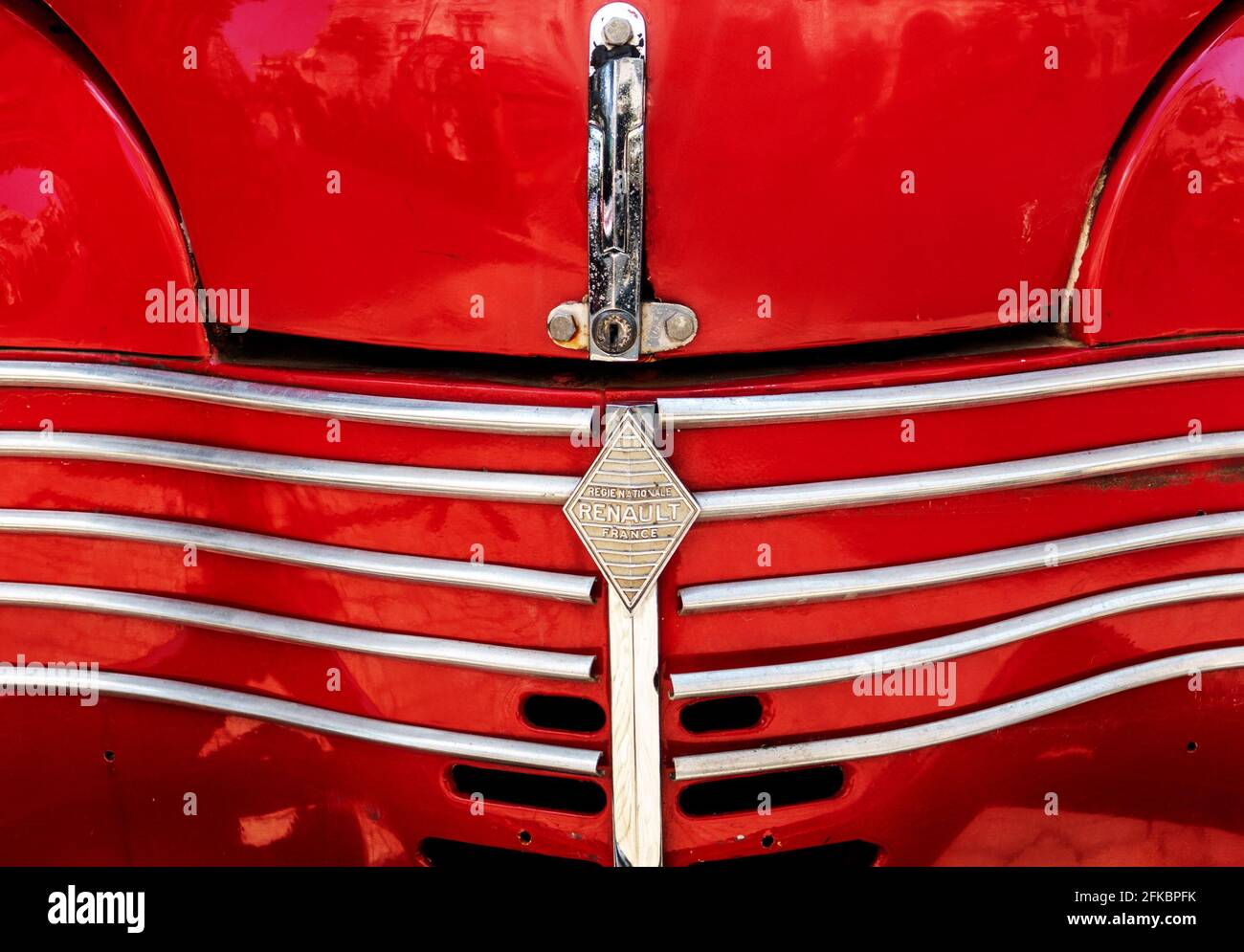 Gitter in der Motorhaube mit Logo Renault Nahaufnahme des Renault Oldtimers in Danang, Vietnam - 09. märz 2020 Stockfoto