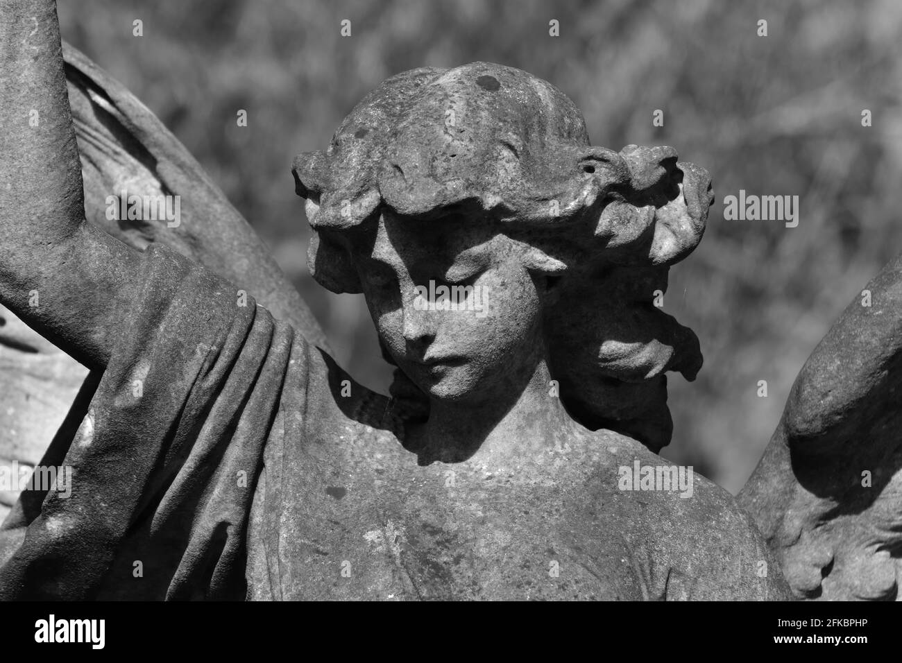 Detail eines viktorianischen Guardian Angel-Denkmals auf dem Old Cemetery in Southampton. Memento Mori. Stockfoto