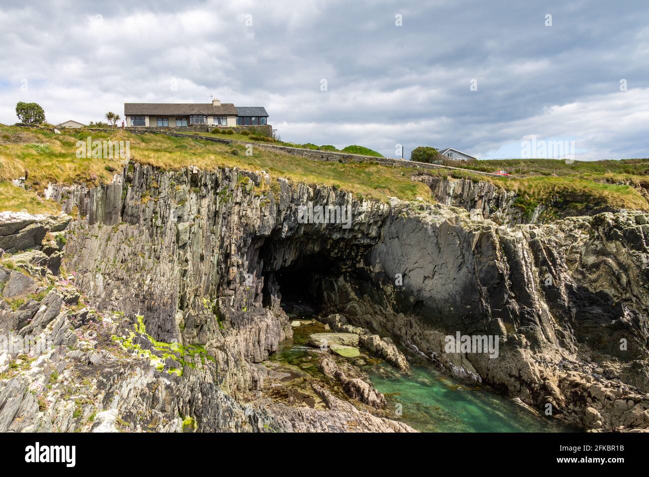 Haus über der Küstenhöhle, West Cork, Irland Stockfoto