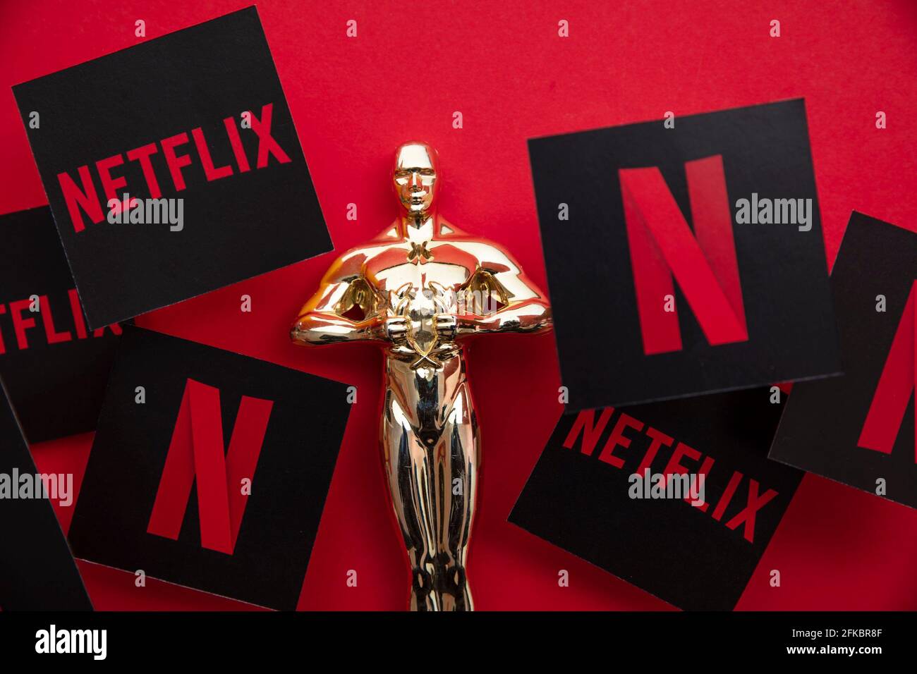 LONDON, Großbritannien – APRIL 2021: Netflix Online-Dampfservice-Logo mit Auszeichnung Stockfoto