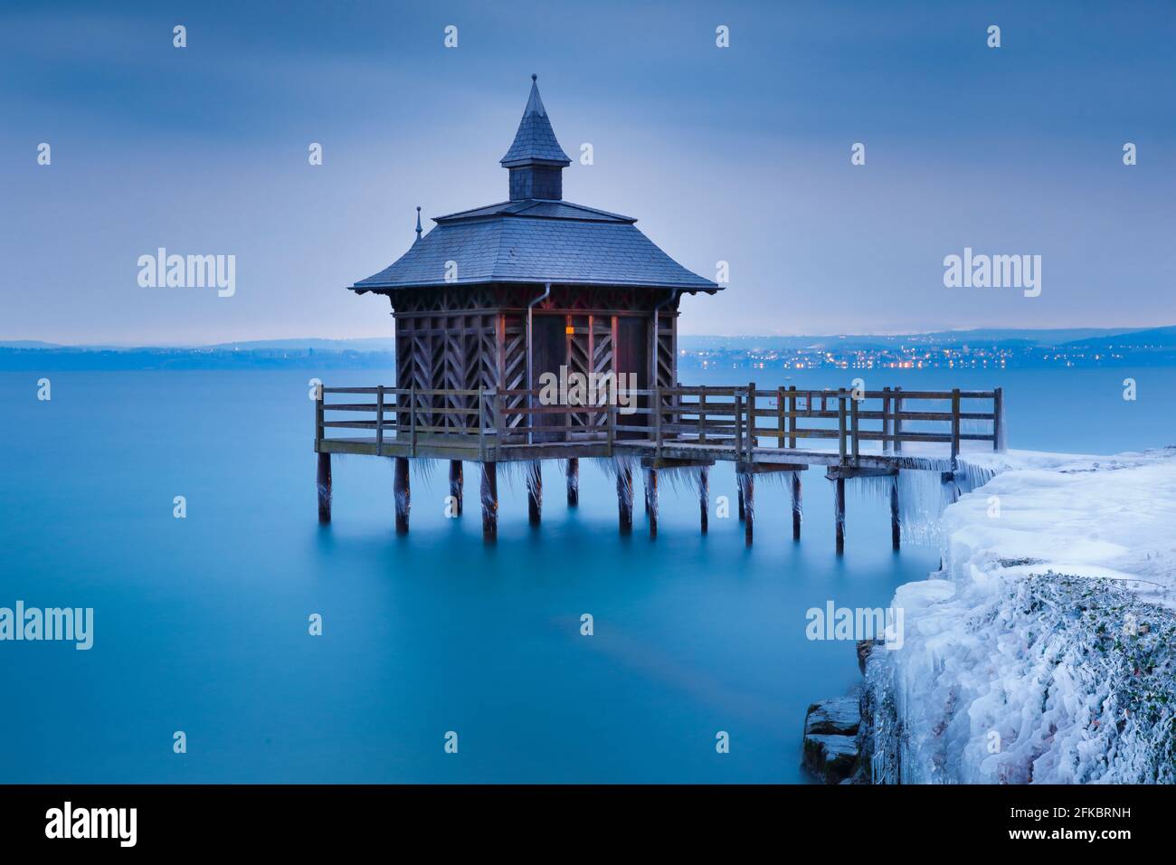 Pavillon des bains am Lac de Neuchatel im Winter, Neuenburg, Schweiz, Europa Stockfoto