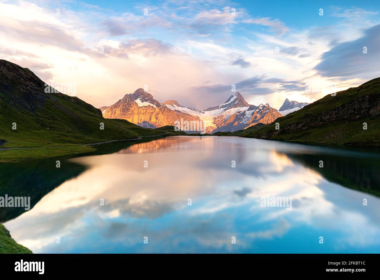 Schreckhorn und Bachalpsee bei Sonnenuntergang, Grindelwald, Berner Oberland, Kanton Bern, Schweiz, Europa Stockfoto