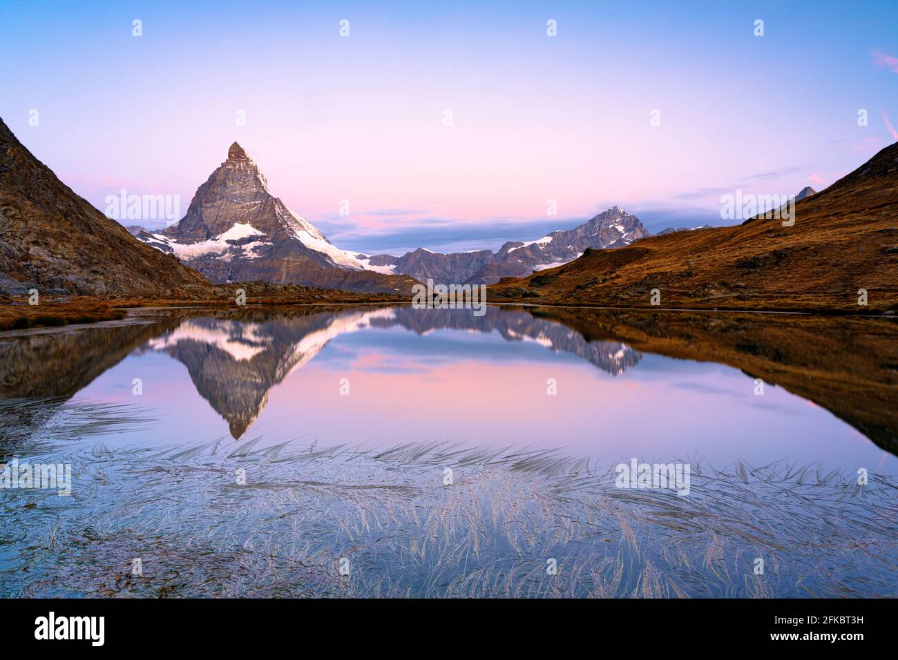 Matterhorn im Riffelsee bei Sonnenaufgang, Gornergrat, Zermatt, Kanton Wallis, Schweiz, Europa Stockfoto