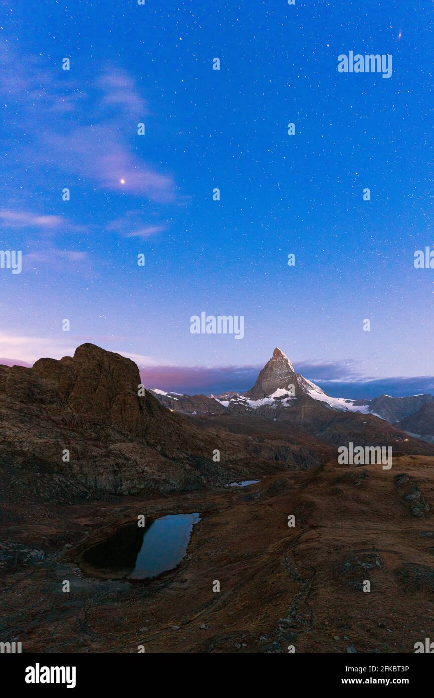 Sternenhimmel vor Sonnenaufgang über Matterhorn und Riffelsee, Gornergrat, Zermatt, Kanton Wallis, Schweiz, Europa Stockfoto