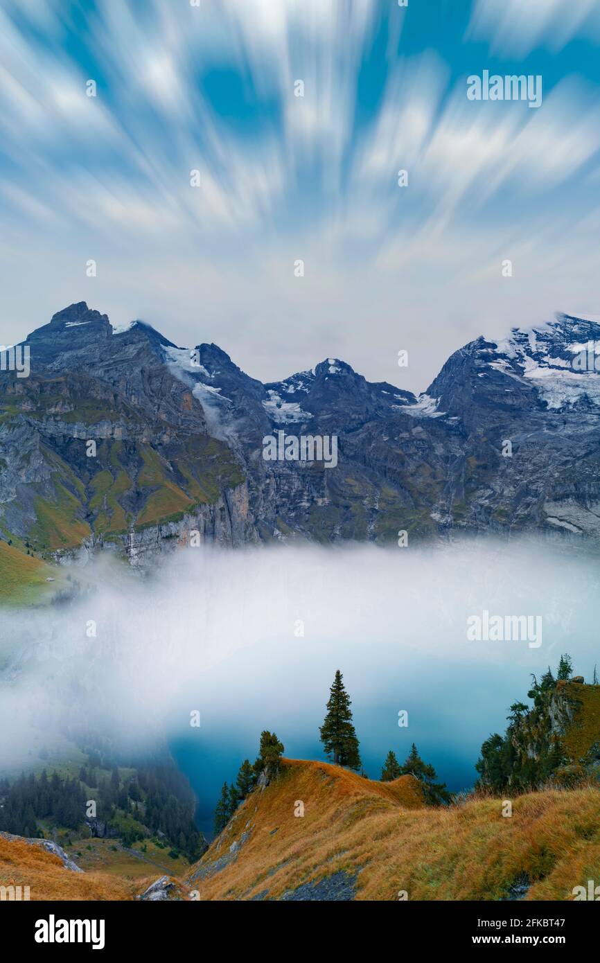 Wolken am Himmel über dem Oeschinensee im Nebel, Berner Oberland, Kandersteg, Kanton Bern, Schweiz, Europa Stockfoto