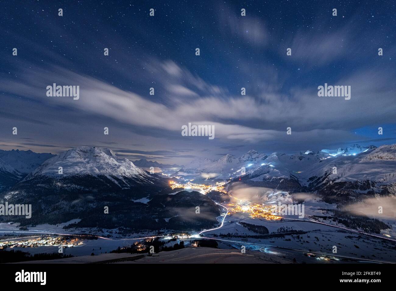 Sternenhimmel über St. Moritz und dem schneebedeckten Oberengadin, von Muottas Muragl, Graubünden, Schweiz, Europa aus gesehen Stockfoto