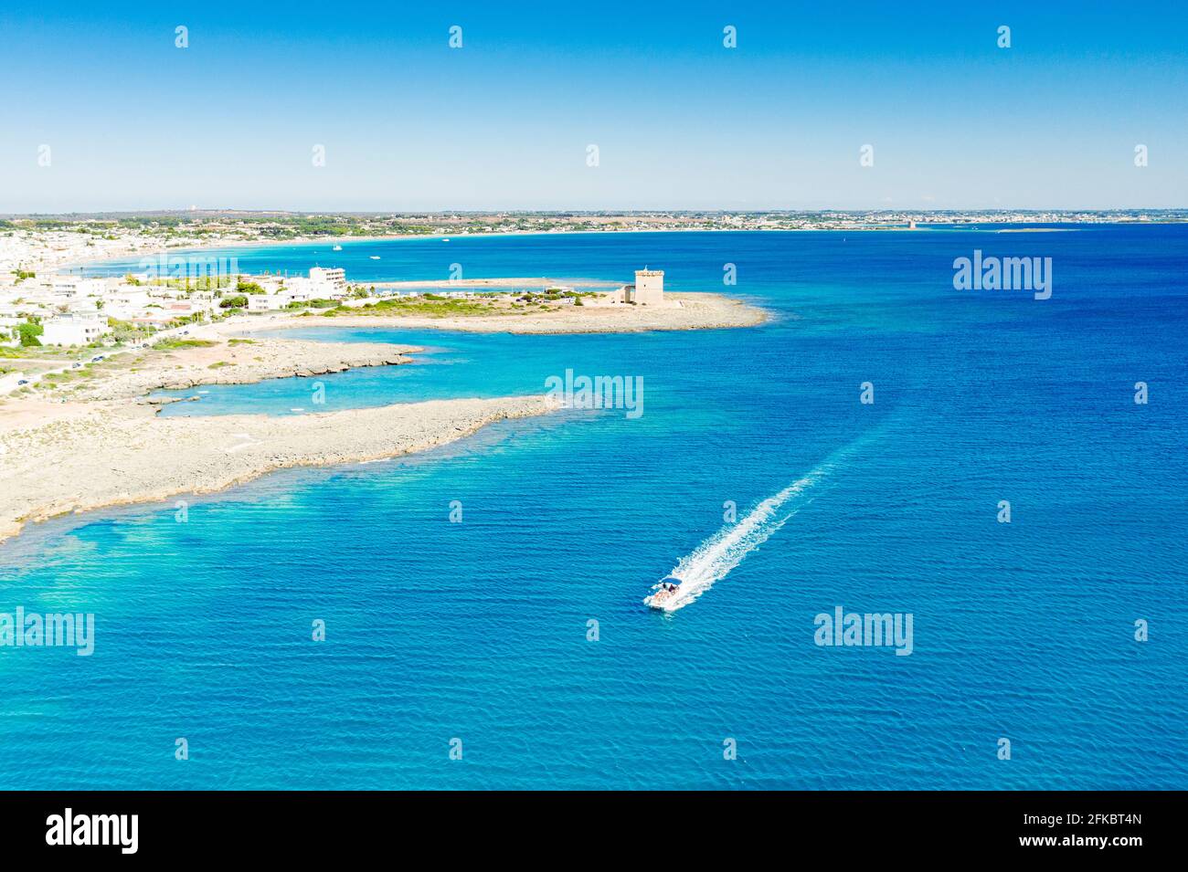 Fischerboot im blauen Ionischen Meer, Torre Lapillo, Porto Cesareo, Provinz Lecce, Salento, Apulien, Italien, Europa Stockfoto