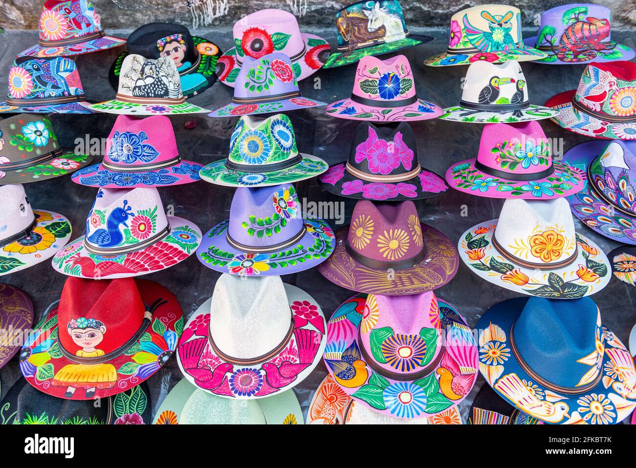 Bunte Hüte zum Verkauf, Cuernavaca, Mexiko, Nordamerika Stockfoto