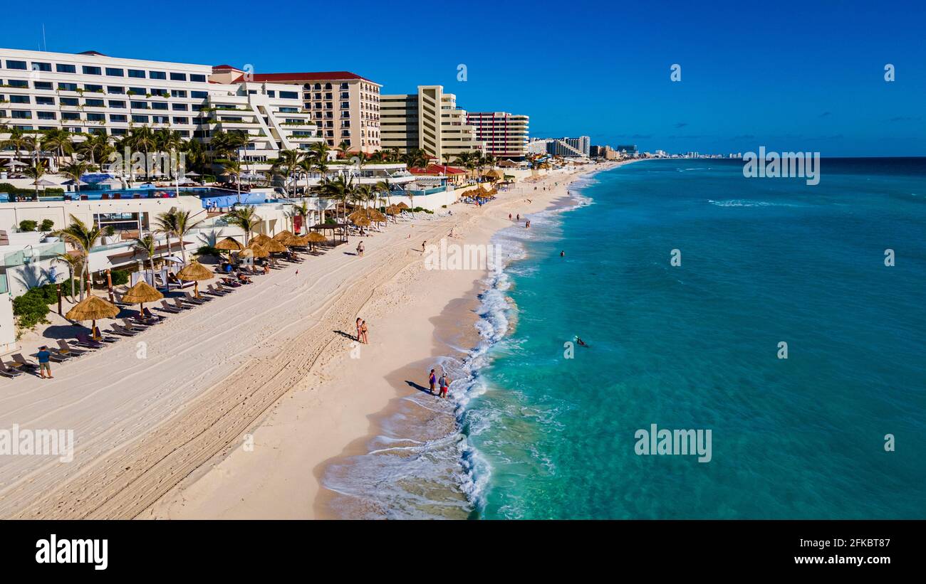 Luftaufnahme der Hotelzone mit dem türkisfarbenen Wasser von Cancun, Quintana Roo, Mexiko, Nordamerika Stockfoto