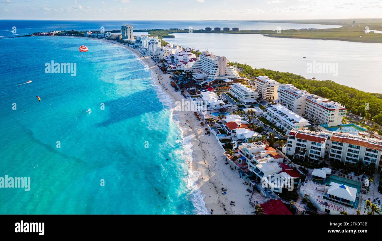 Luftaufnahme der Hotelzone mit dem türkisfarbenen Wasser von Cancun, Quintana Roo, Mexiko, Nordamerika Stockfoto