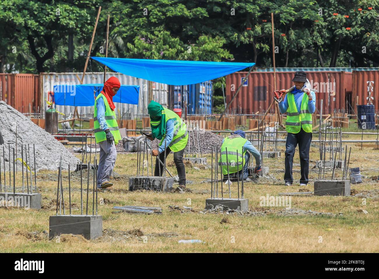 Manila, Philippinen. April 2021. Bauherren arbeiten auf der Baustelle eines modularen COVID-19 Feldlazaretts in Manila, Philippinen, 30. April 2021. Das philippinische Gesundheitsministerium meldete am Freitag 8,748 Infektionen mit der neuen Coronavirus-Krankheit (COVID-19), was die Gesamtzahl der bestätigten Fälle in dem südostasiatischen Land auf 1,037,460 beläuft. Quelle: Rouelle Umali/Xinhua/Alamy Live News Stockfoto