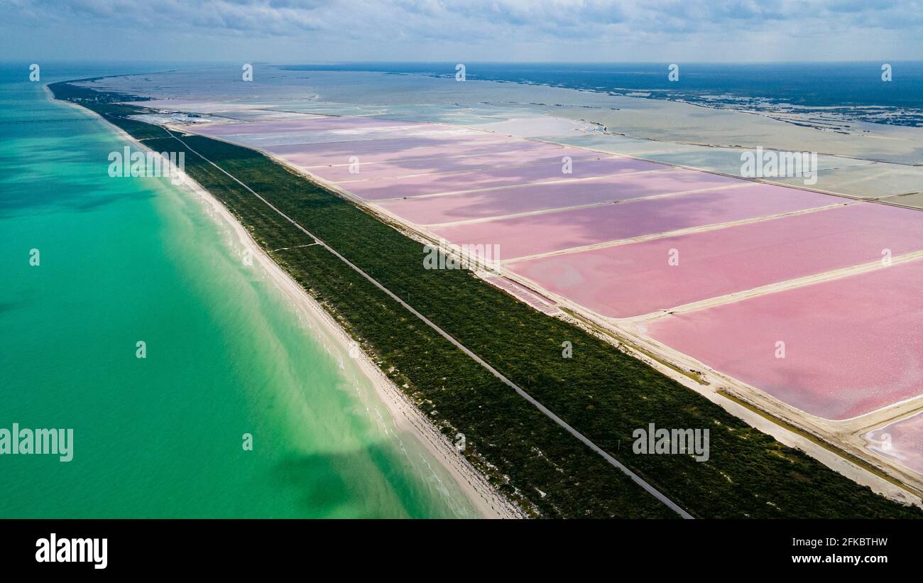 Luftaufnahme der farbenfrohen salinen von Las Coloradas, Yucatan, Mexiko, Nordamerika Stockfoto