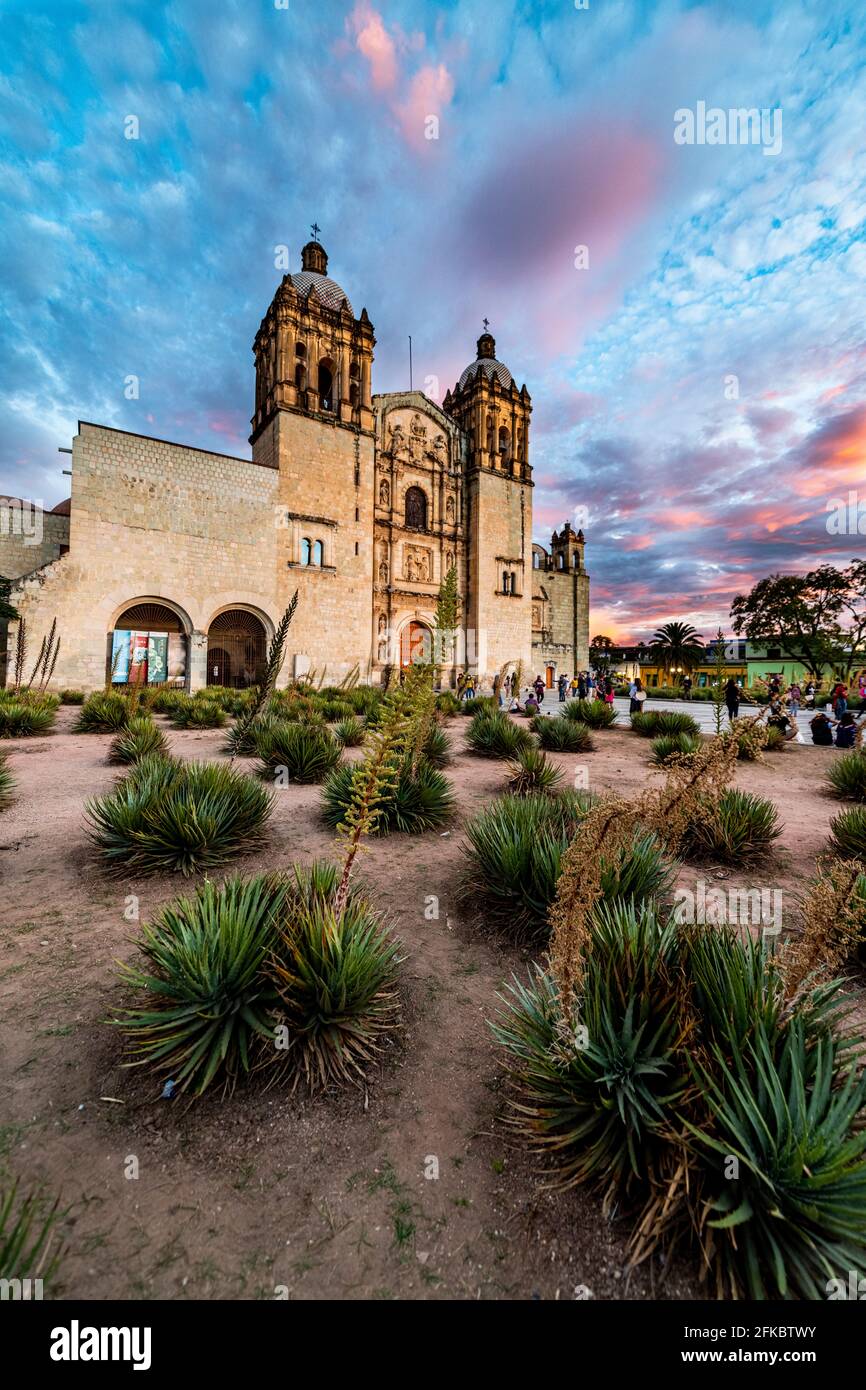 Kirche von Santo Domingo de Guzman bei Sonnenuntergang, Oaxaca, Mexiko, Nordamerika Stockfoto