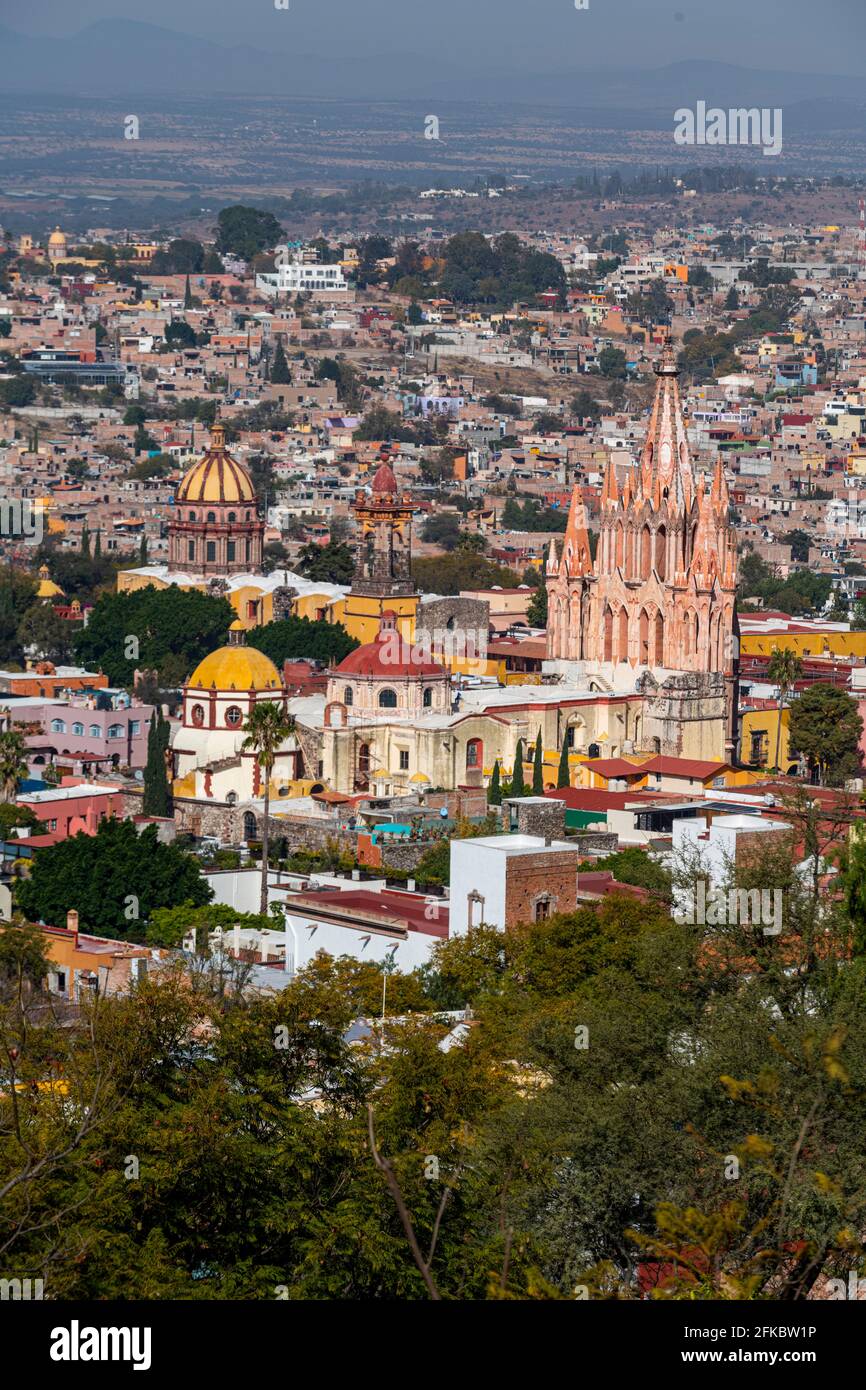 Blick auf die Kathedrale La Parroquia de San Miguel Arcangel und San Miguel de Allende, UNESCO-Weltkulturerbe, Guanajuato, Mexiko, Nordamerika Stockfoto