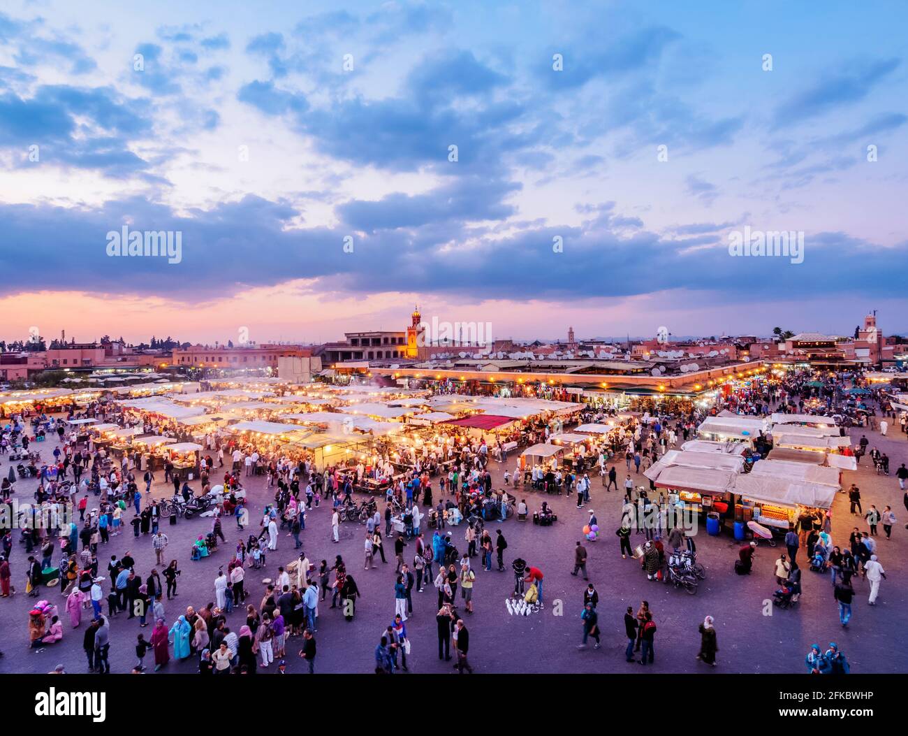 Jemaa el-Fnaa (Jemaa el-Fna) in der Abenddämmerung, Platz und Markt in der alten Medina, UNESCO, Marrakesch, Marrakesch-Safi-Region, Marokko, Nordafrika, Afrika Stockfoto