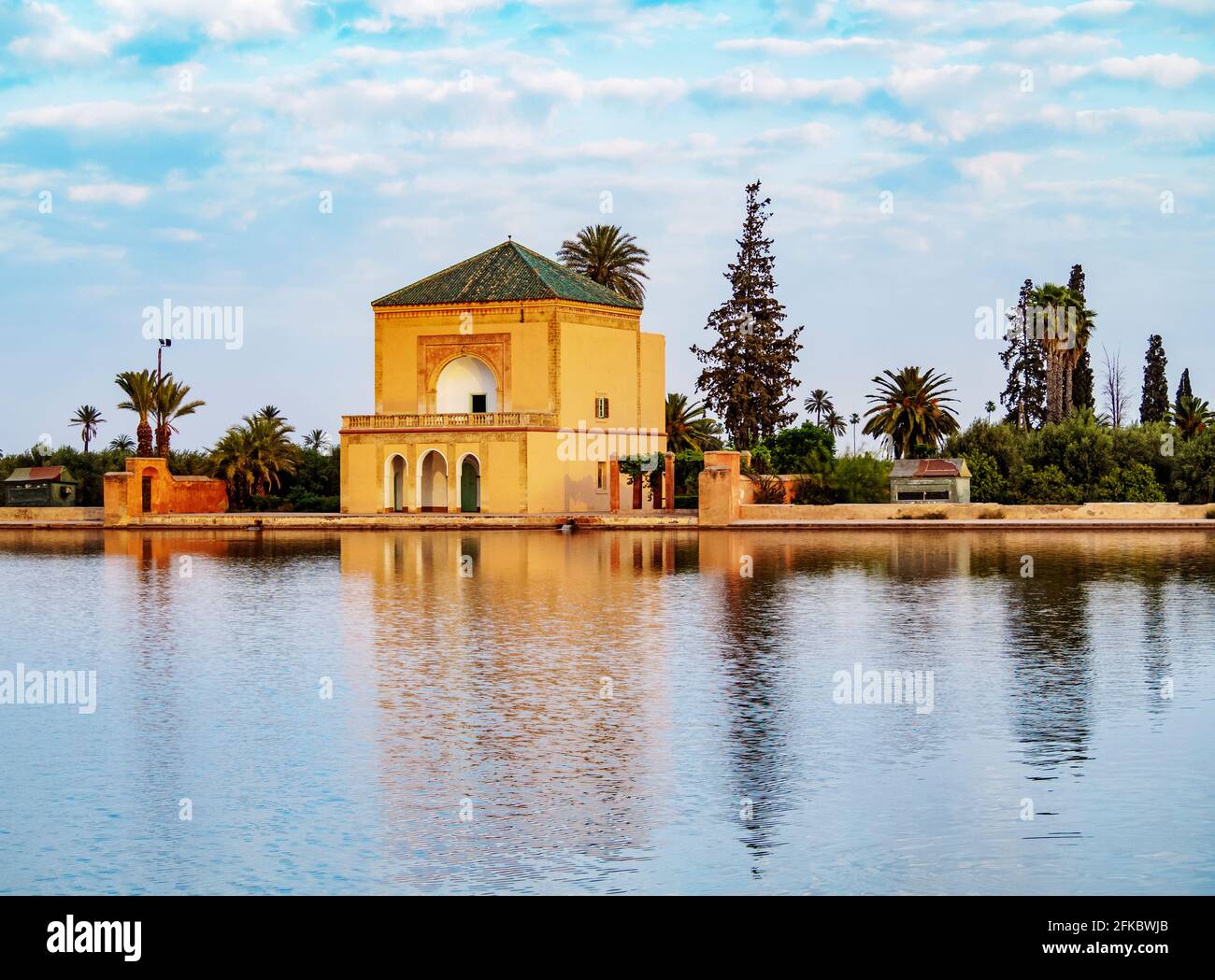 Der Pavillon in den Menara-Gärten, Marrakesch, Marrakesch-Safi-Region, Marokko, Nordafrika, Afrika Stockfoto