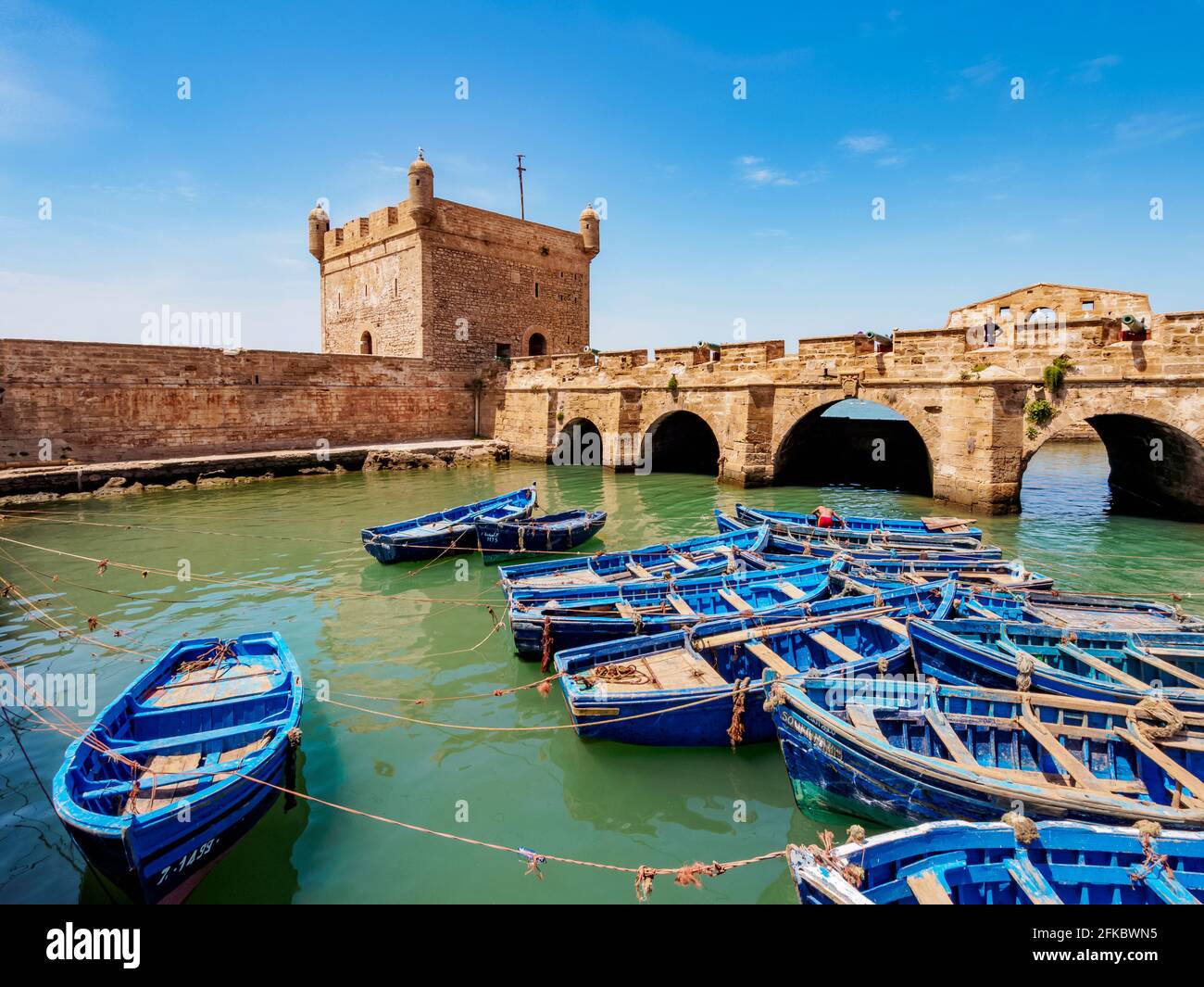 Blaue Boote im Scala Hafen und der Zitadelle, Essaouira, Marrakesch-Safi Region, Marokko, Nordafrika, Afrika Stockfoto