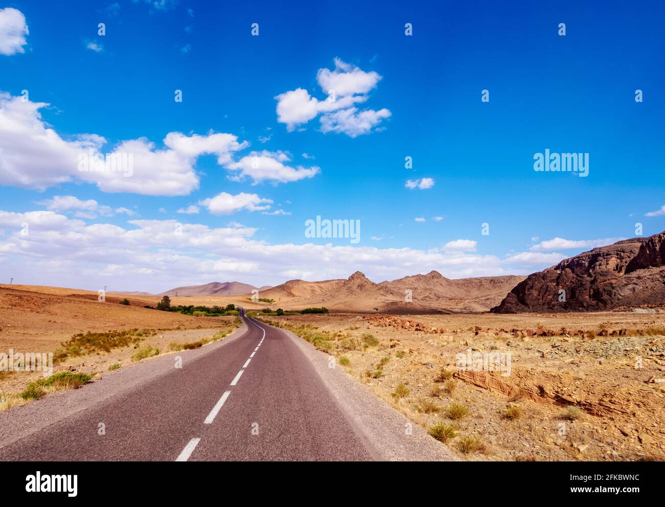 Wüstenstraße in der Region Draa-Tafilalet, Marokko, Nordafrika, Afrika Stockfoto