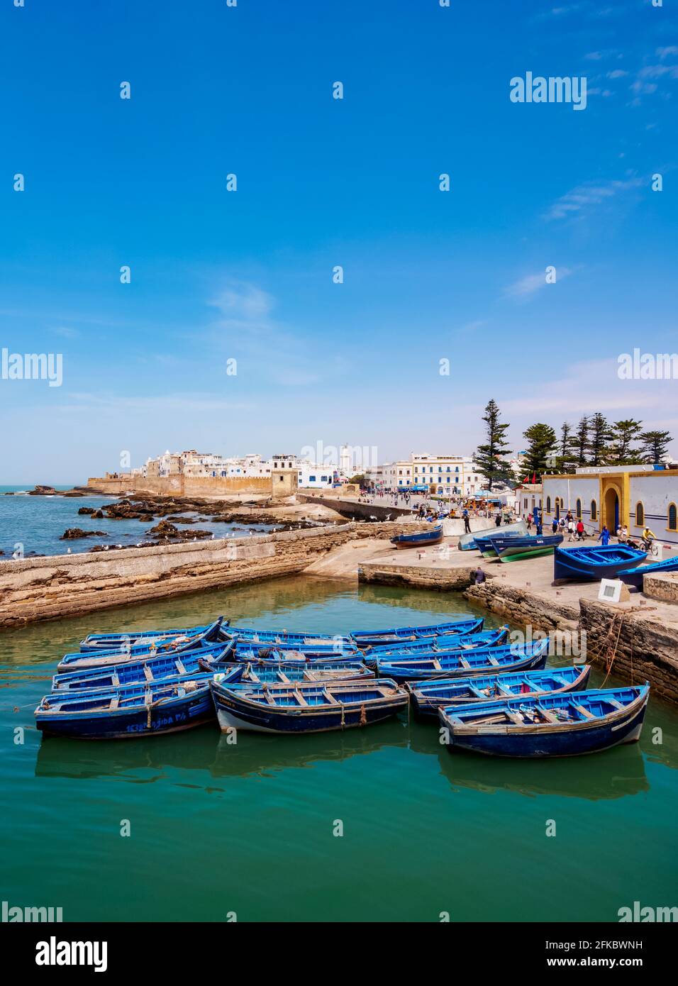 Stadtbild mit blauen Booten im Scala Hafen und der Medina Stadtmauer, Essaouira, Marrakesch-Safi Region, Marokko, Nordafrika, Afrika Stockfoto