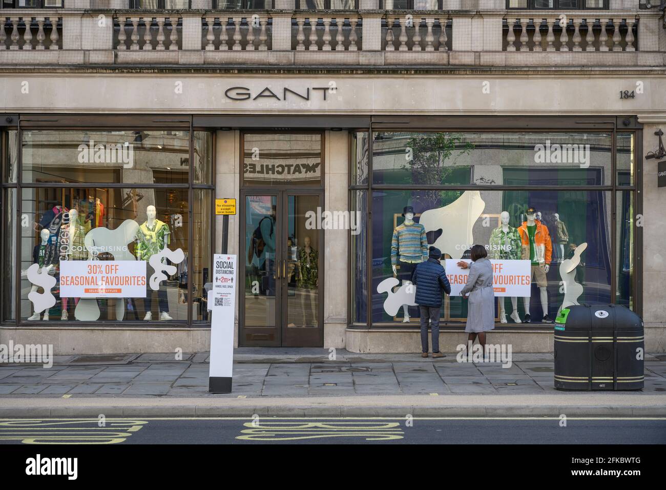 London, Großbritannien. April 2021. Der Gant Store in der Regent Street ist  bereit für die Eröffnung, da an den Fenstern Poster mit einem Rabatt von 30  % angebracht werden. Quelle: Malcolm Park/Alamy