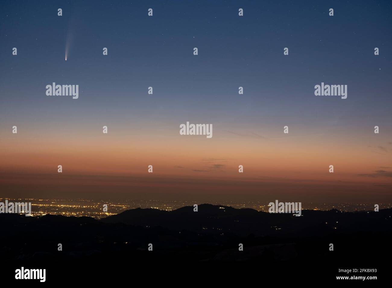 Neowise-Komet vor Sonnenaufgang, Emilia Romagna, Italien, Europa Stockfoto