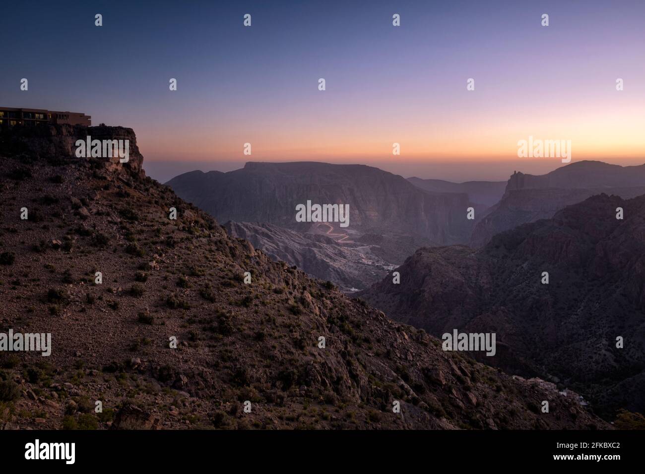 Blue Hour auf der felsigen Landschaft der Jebel Akhdar Berge im Oman, Naher Osten Stockfoto