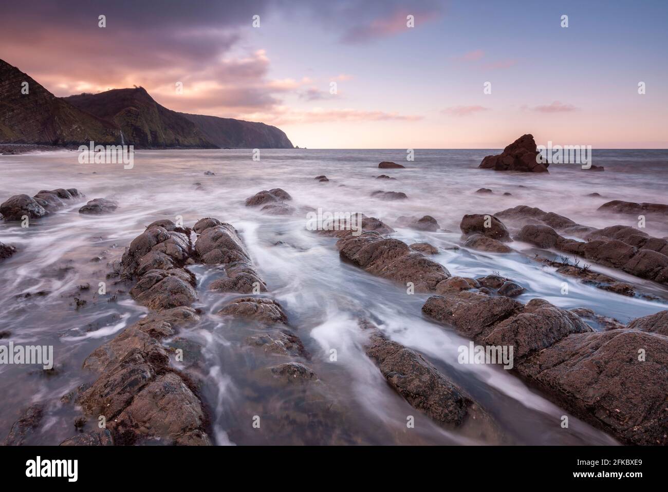 Sonnenuntergang über Mouthmill Beach an der Küste von North Devon, Devon, England, Großbritannien, Europa Stockfoto