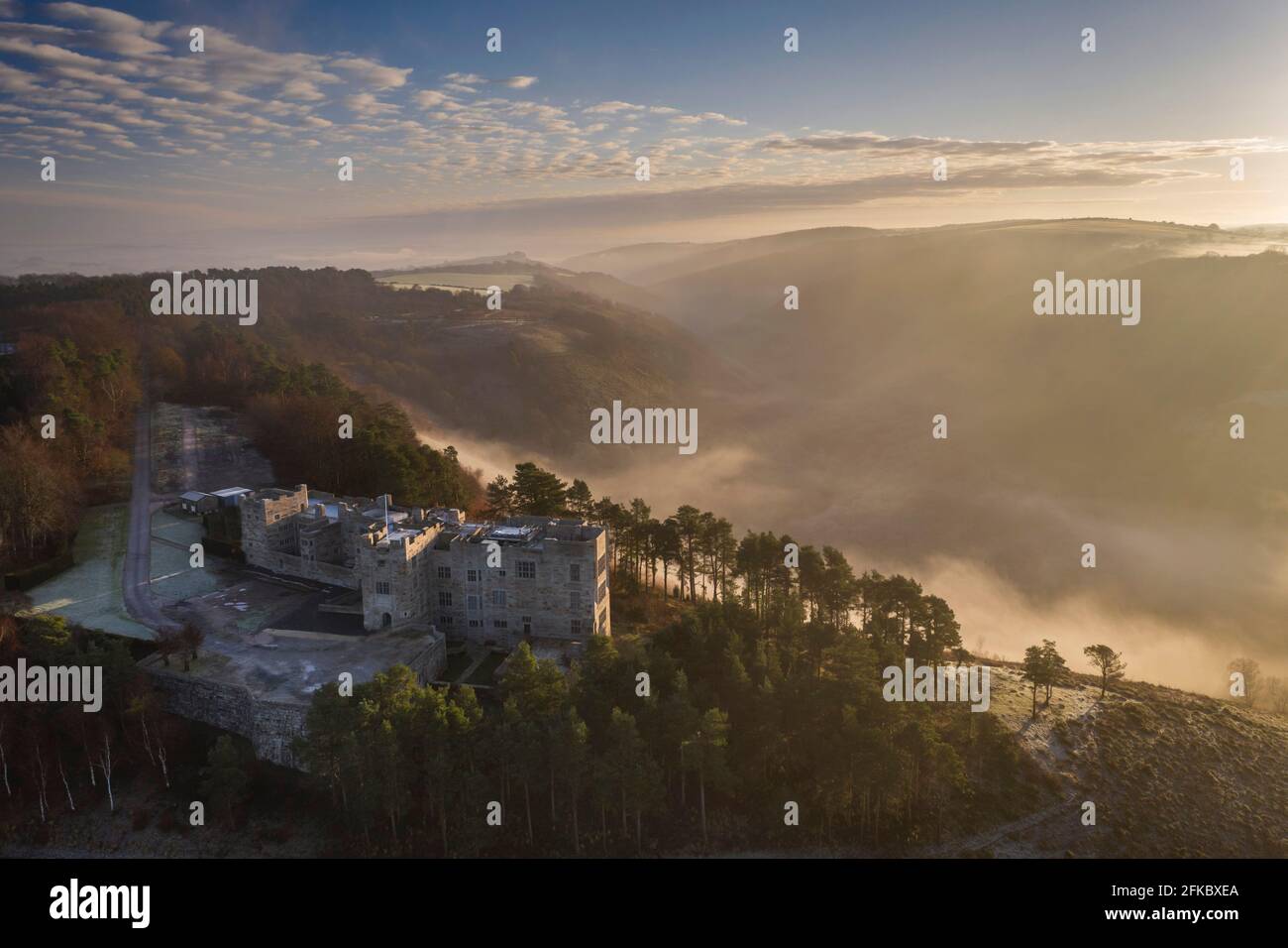 luftaufnahme von Castle Drogo und dem Teign Valley im Morgennebel im Winter, Dartmoor, Devon, England, Vereinigtes Königreich, Europa Stockfoto