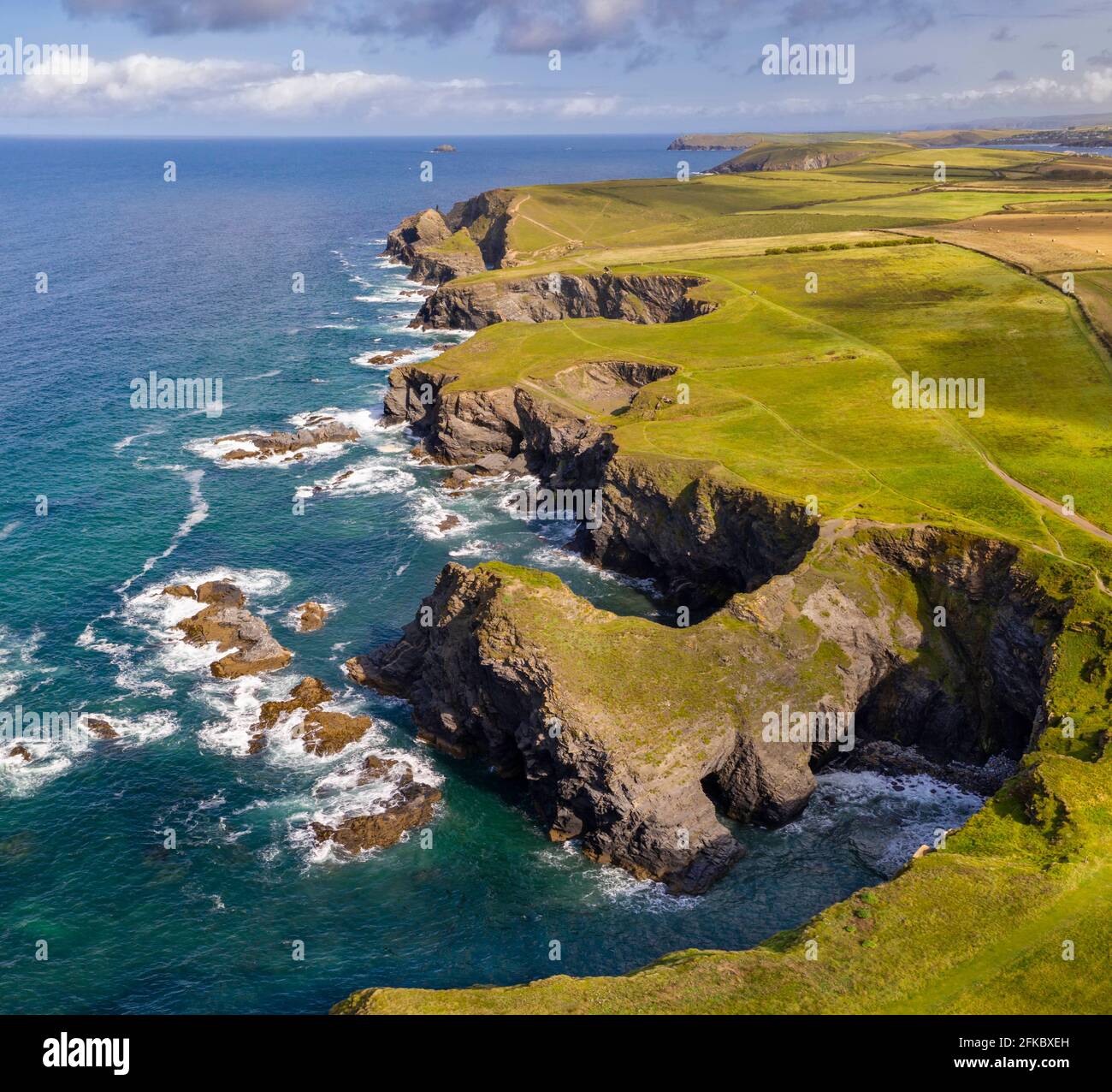 luftaufnahme der Porthmissen-Brücke und der dramatischen Küste in der Nähe von Trevone, Cornwall, England, Großbritannien, Europa Stockfoto