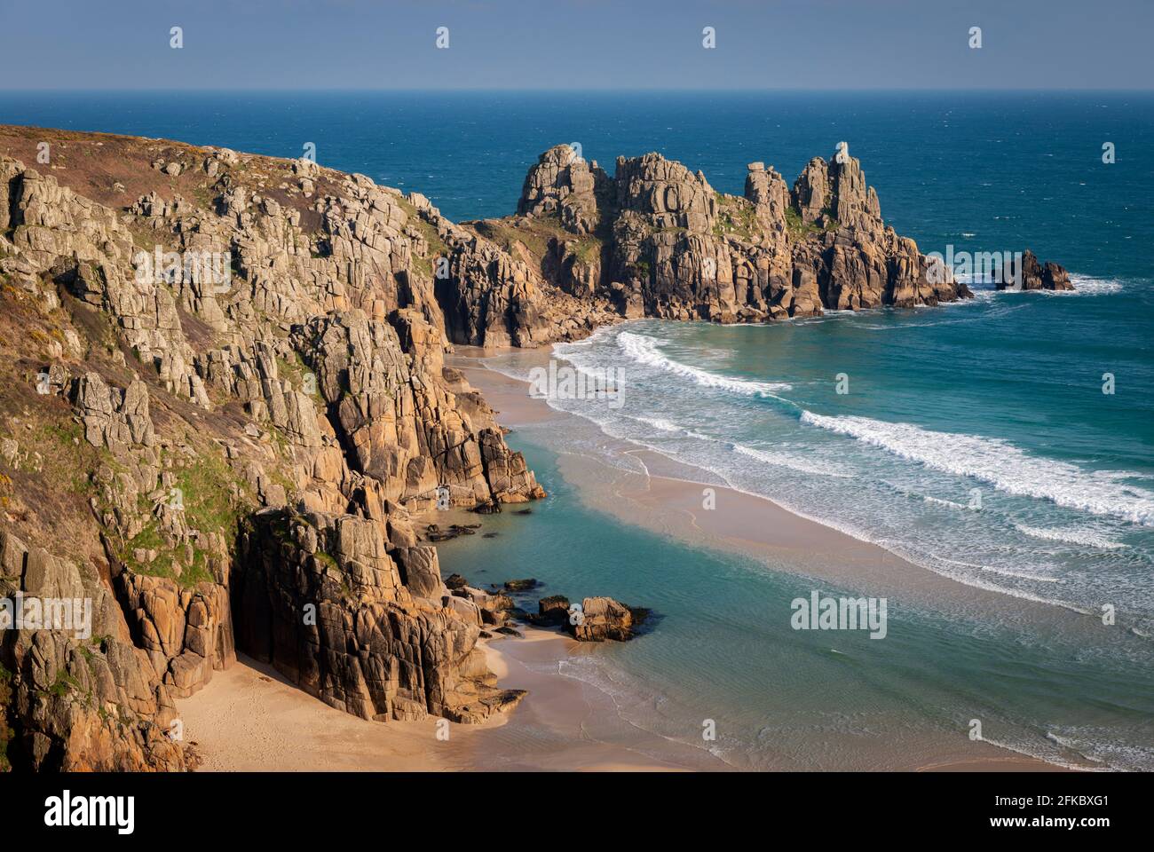 Treryn Dinas und Logan Rock über den schönen Sandstrand in Pedn Vounder, Cornwall, England, Großbritannien, Europa Stockfoto